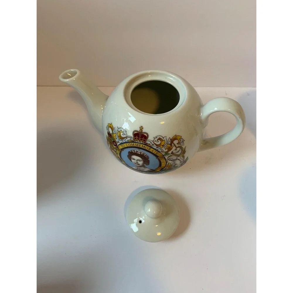 Vintage Queen Elizabeth II Silver Jubilee Teapot 1977 Commemorative Royal‎ Crest